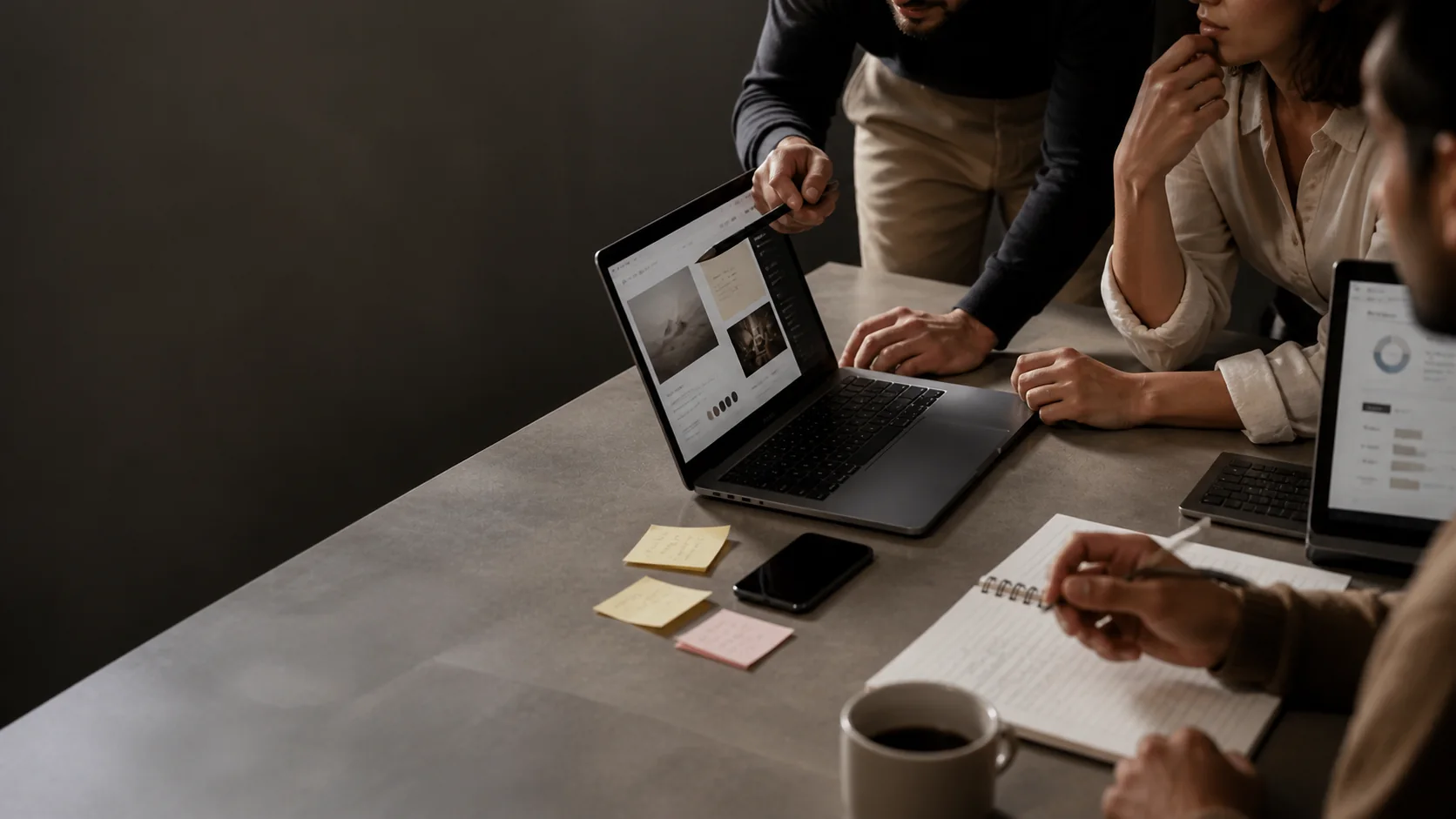 Equipo digital revisando una página web y datos de una campaña alrededor de un portátil