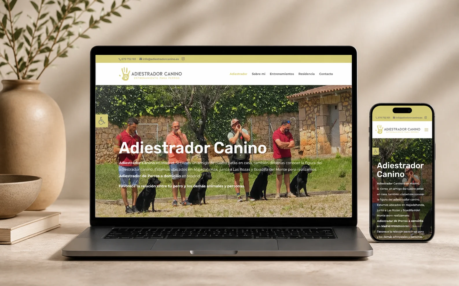 Recreación editorial con IA de la web de Adiestrador Canino.